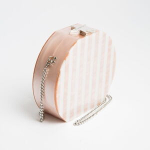 Bolsa de acrílico de color rosa nacarado con rayas blanco stone.