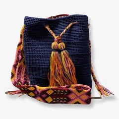 bolsa tejida por artesanos en color azul marino con strap o cinturón para colgar en patrón artesanal con diferentes colores