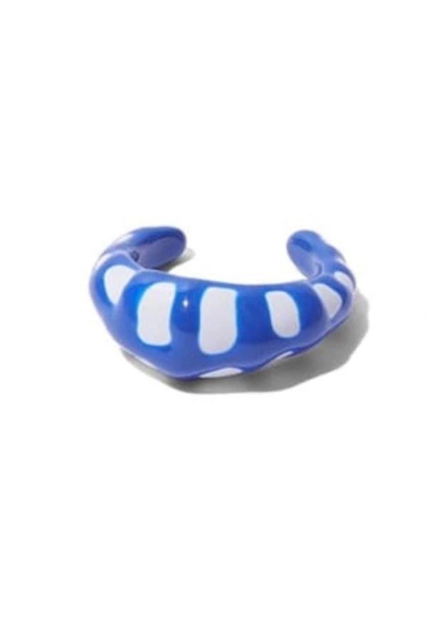 arete ear cuff en colores azul y blanco tie dye
