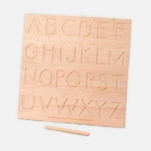 Tabla de trazado de madera con letras mayúsculas y minúsculas