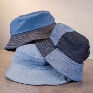 3 gorritos bucket hats de mezclilla reciclada hechos con la técnica de patchwork