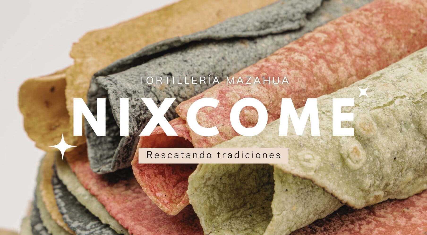 Foto de banner de la creadora Nixcome, correspondiente a unas tortillas de colores amarilla, azul, roja y verde, de acuerdo a los diferentes tintes de los vegetales.